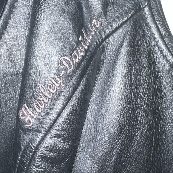 🏍️ 🎄 Vintage Ladies Harley-Davidson leather vest. Only worn a few times. - Picture 5 of 7